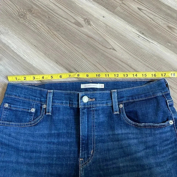 Levi’s mid length shorts Womens size 32 Medium wash Cuffed Denim - Picture 5 of 13
